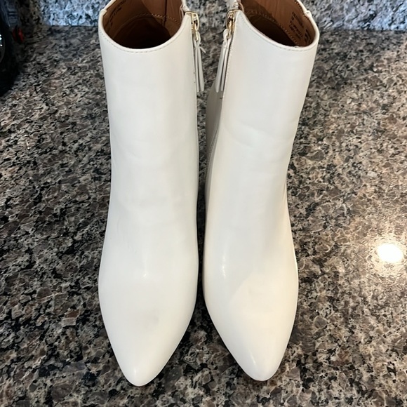 Steve Madden White short boots.NEW - Picture 3 of 7